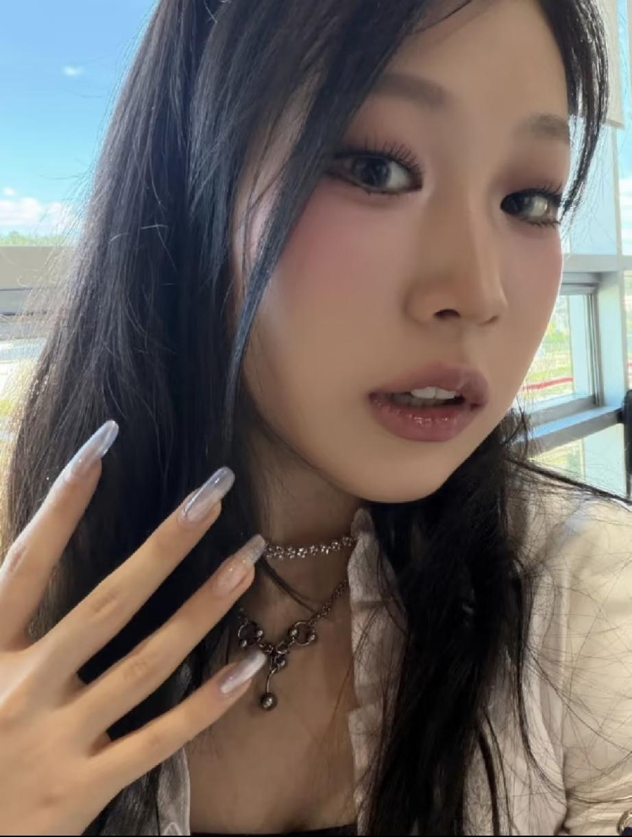 近日，沈佳润在韩国参加打歌节目全新造型曝光，特别像韩国美女，眼妆化得不错，完全没