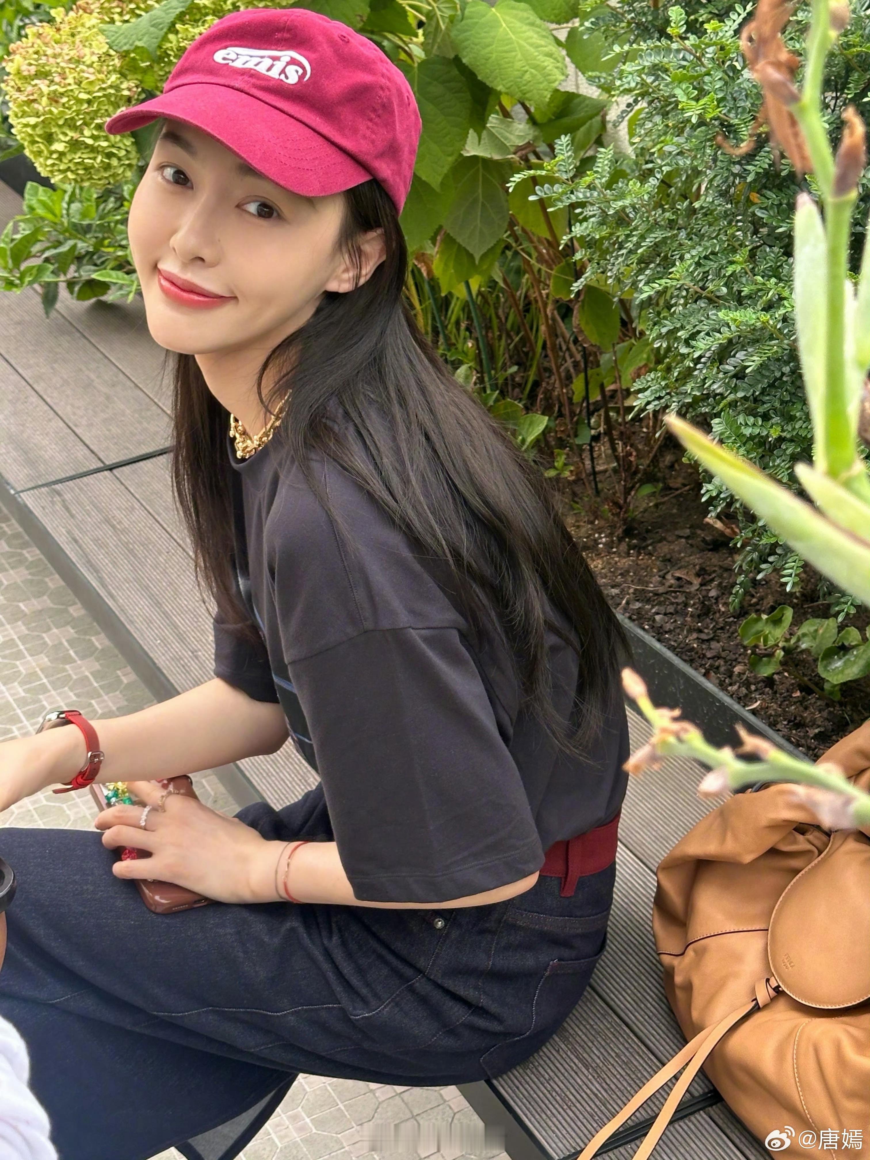 唐嫣为粉丝团过生日啦，竟然2字开头了，但姐的美貌如初，未来还有更多生日一起庆祝。