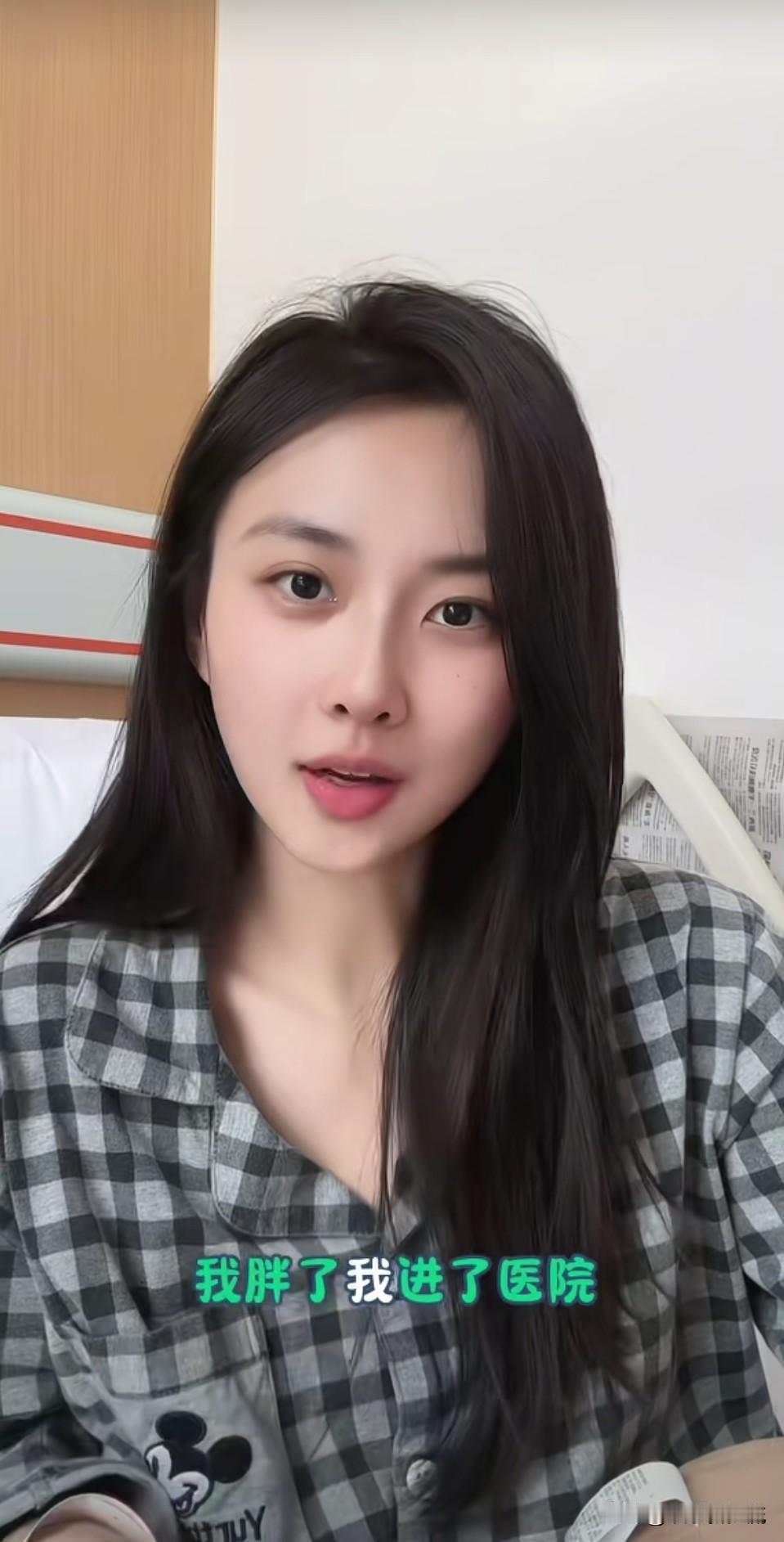 车模苏一宁近期主动爆料住进医院，并且宣称无限期退出车展，原因是因为突发性耳朵失鸣