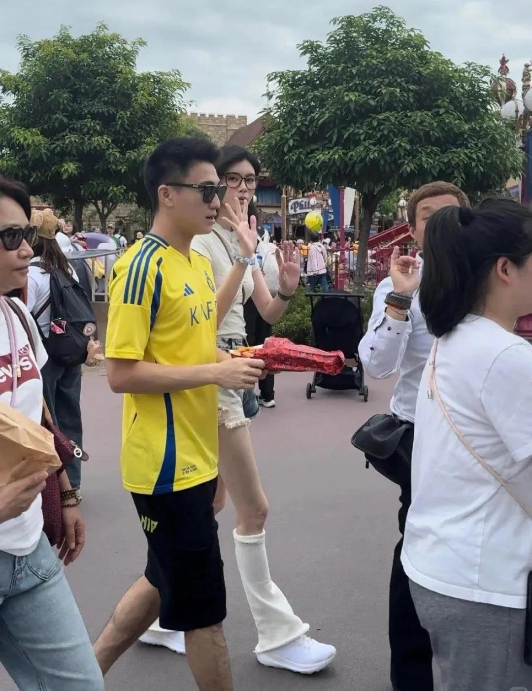 何猷君“听风就是雨”？谣言背后的真相与反思何猷君作为赌王之子，身处舆论漩涡，