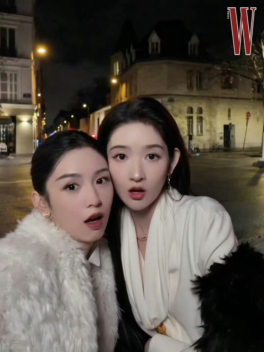 周也王玉雯合照，很萌的两个小女孩