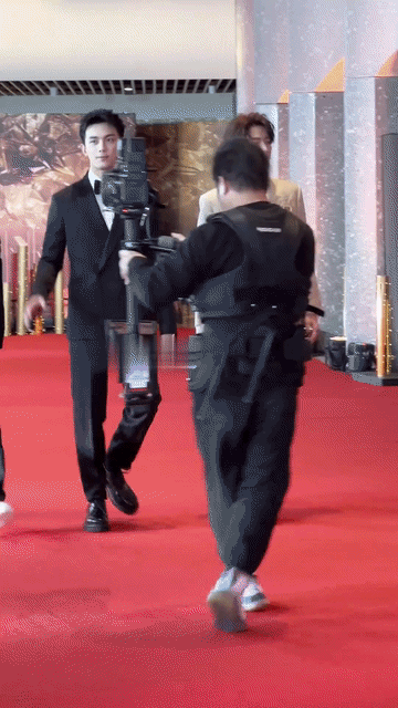 吴磊和王星越走红毯，两个小孩哥个头一般高，但吴磊这腰背挺的笔直笔直的，瞅他这精气