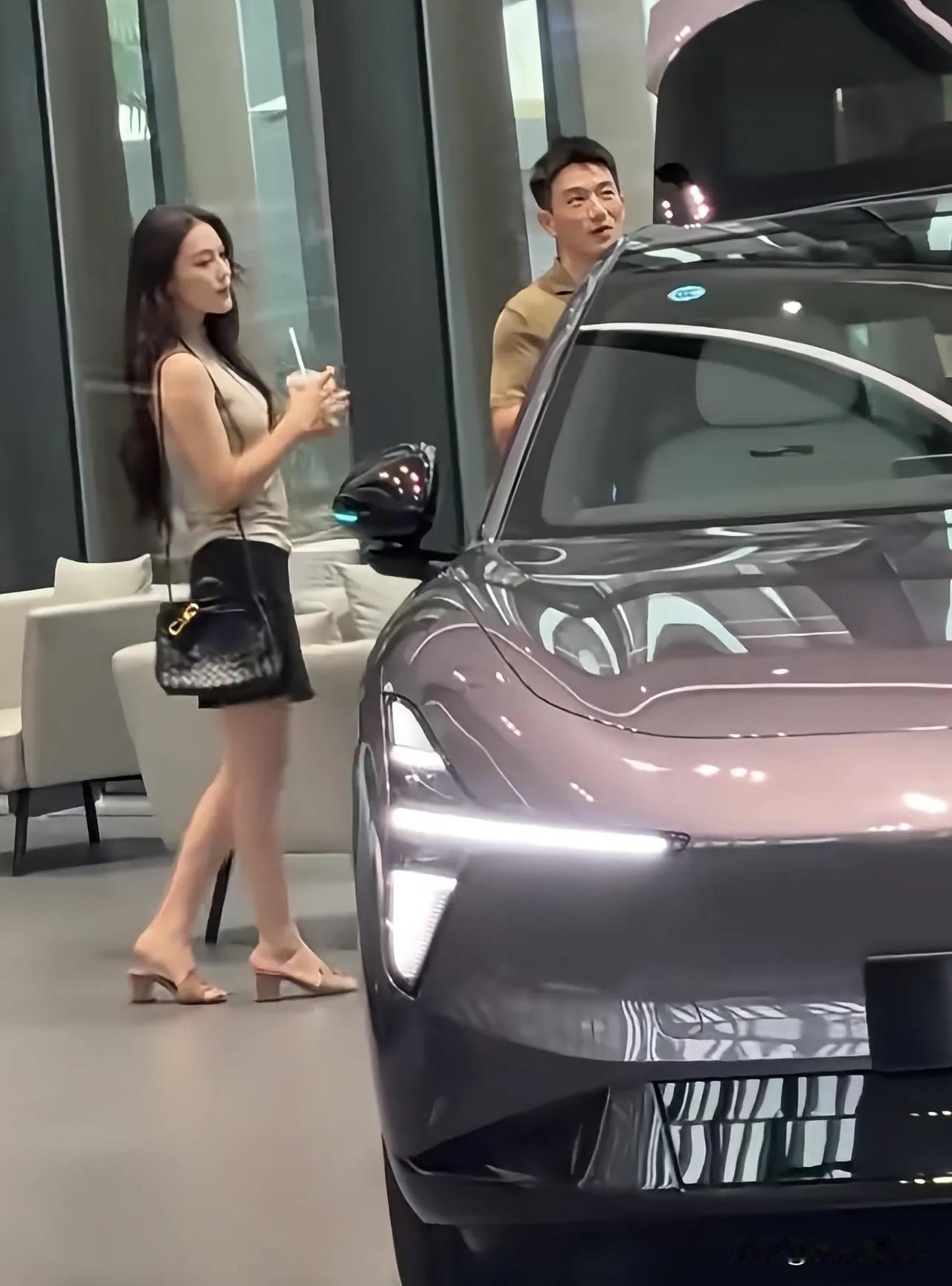 张馨予，跟老公何捷看车被偶遇，郎才女貌小两口好幸福啊！