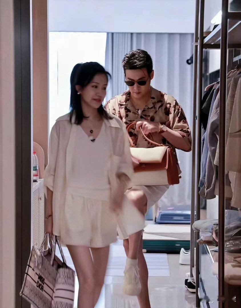 陆毅坦言当年第一眼就被鲍蕾的一双长腿吸引，如今一家四口个个都是大长腿，满眼都是优