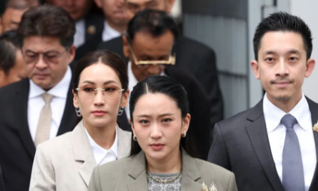 他信认命了，表示接受判决！9日，他信和女儿佩通坦抵达泰国最高法院。听取了对自己的