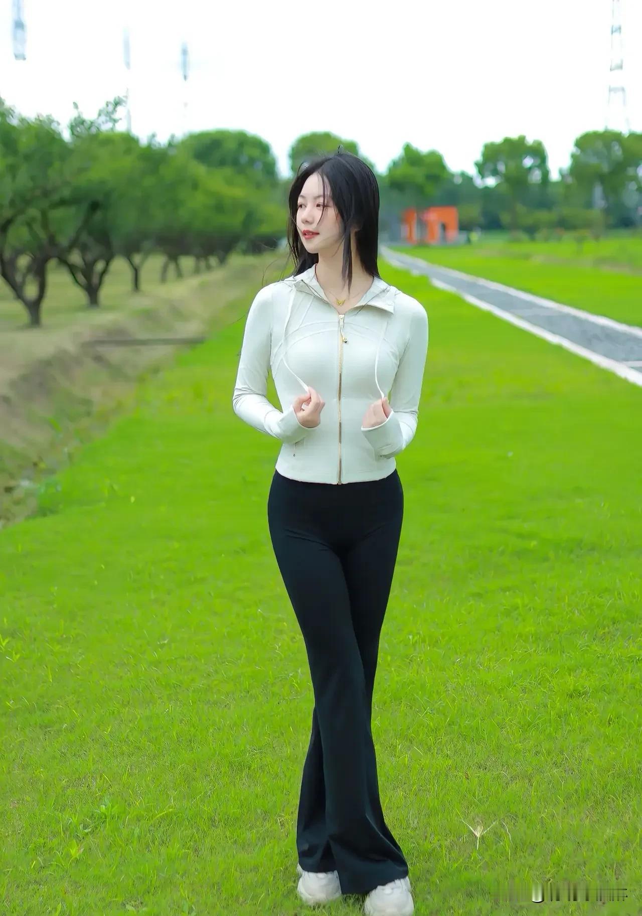 春意盎然，绿草如茵，她轻盈漫步，活力四射，好身材与自然完美融合。