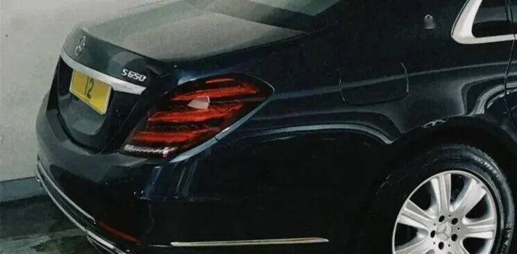 香港“12”号迈巴赫，牌加车1710万，车窗有玄机，买家身份不简单
