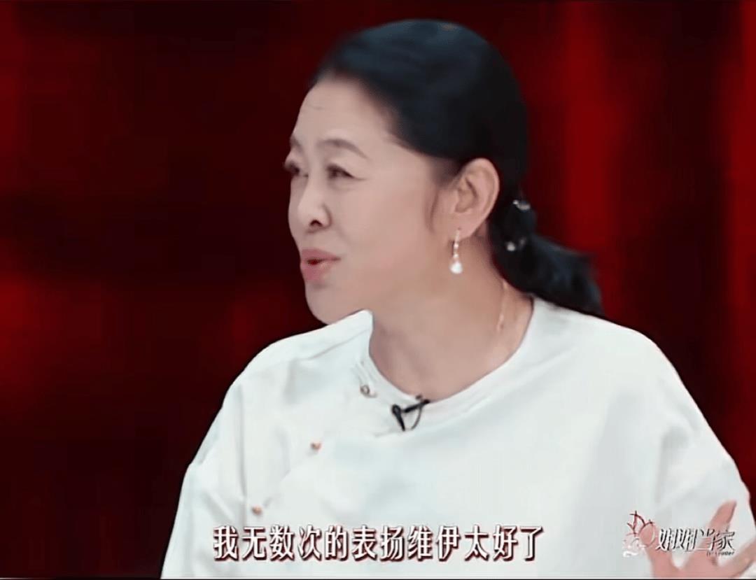 董璇和她那小奶狗的节目快到尾声了吧，开始洗白了。倪萍在节目里对着董璇说：“我无数