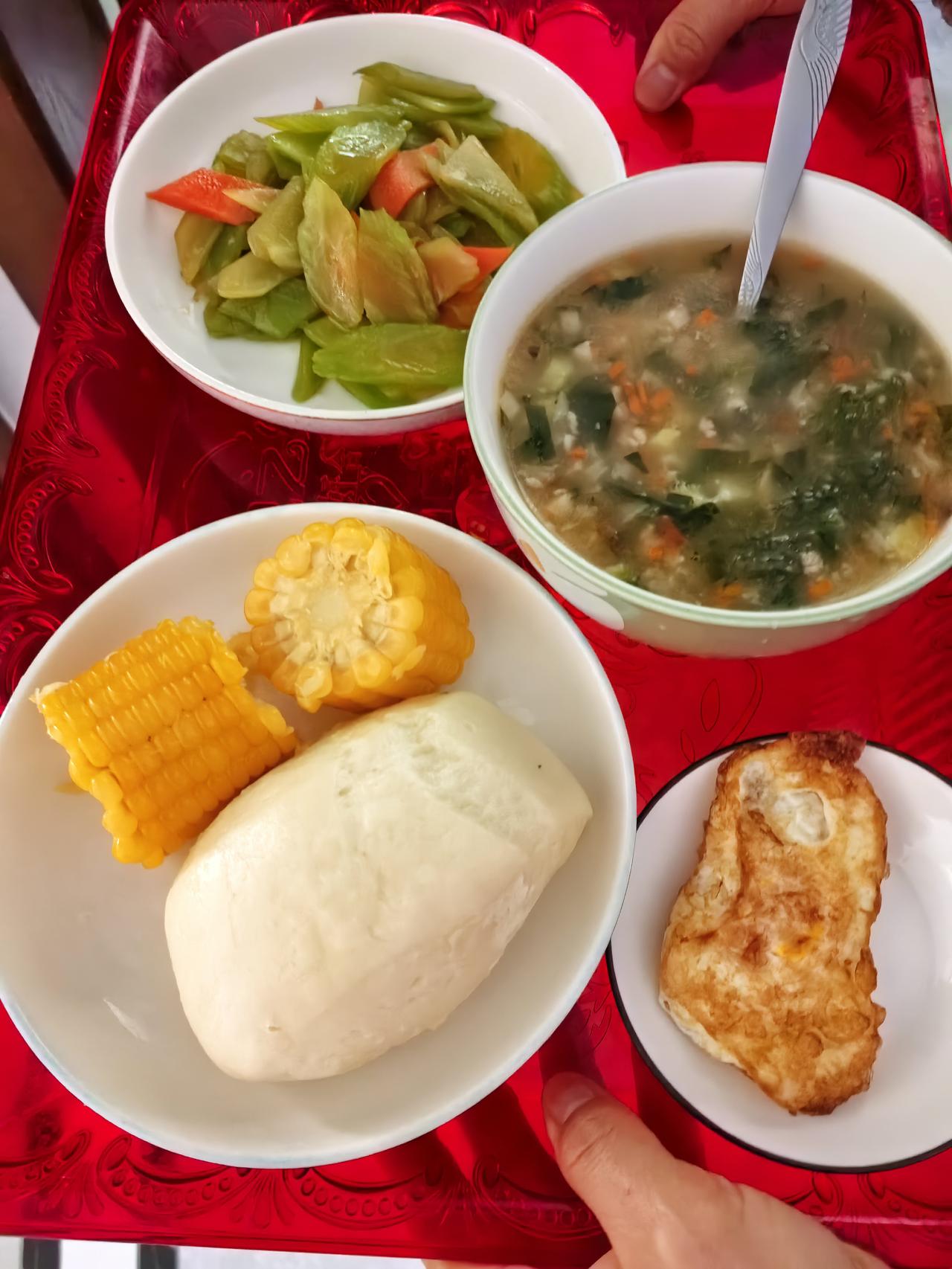 早餐：一个馒头，一个煎蛋，玉米笋＋胡萝卜咸粥：西兰花＋香菇＋瘦肉沫