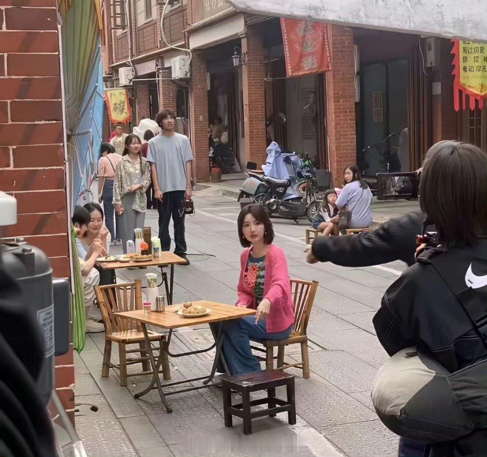 我去，现实中毛晓彤居然长这样，这生图也太美了吧，看着好有亲和力