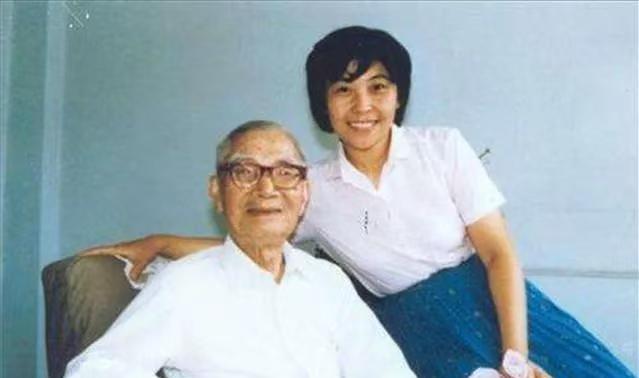 1967年，妻子刚去世，快80岁的茅以升就和6个孩子商议，想要续娶。当他说出女人