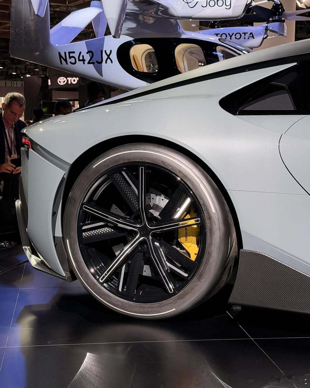 中午听到小迷弟说特别特别期待雷克萨斯的这台小LFA我就给他讲了很多小LFA的故事