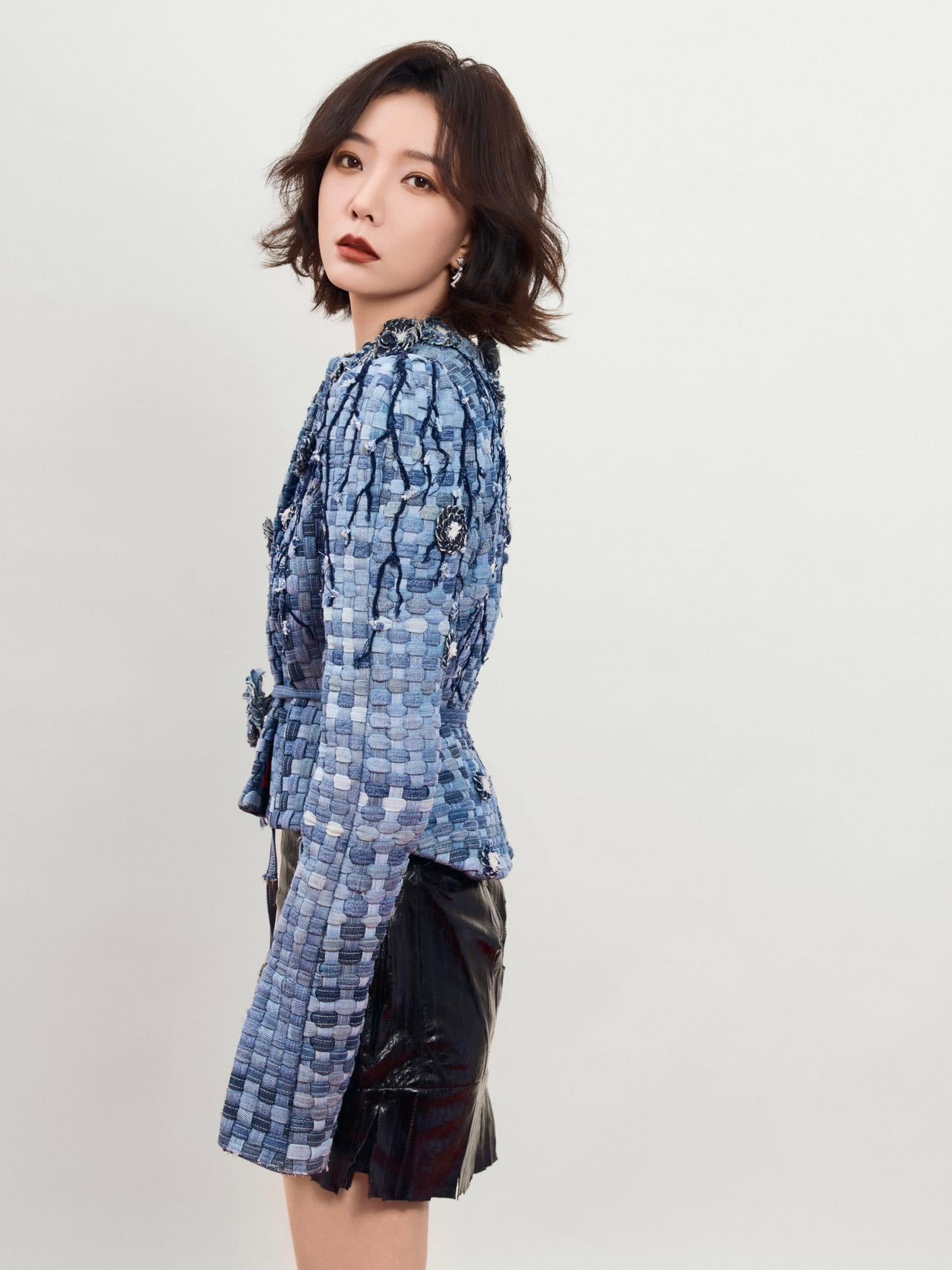 王珞丹身穿RonaldvanderKemp2021秋冬高定搭配宝格丽珠宝