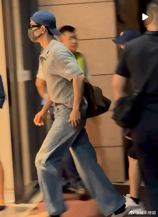 肖战久违的帽子反戴肖战出发澳门参加湾区升明月，久违的帽子反戴！好青春男大啊[舔