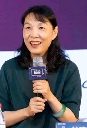 原来戴着大轮胎翡翠镯子的杜建英早就说了，她有三个孩子！但有一点存疑，老大宗继昌出