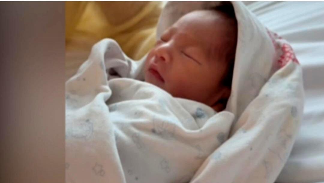 汪小菲三胎儿子呱呱落地，张兰直接疯了，抱着孙子一夜不撒手，连他爸都罕见露面了。