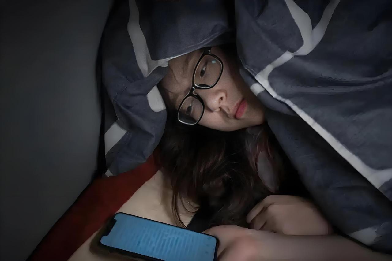 人们知道熬夜不好却为什么总是戒不掉,这是自虐。说到熬夜,人人都知道它的危害,