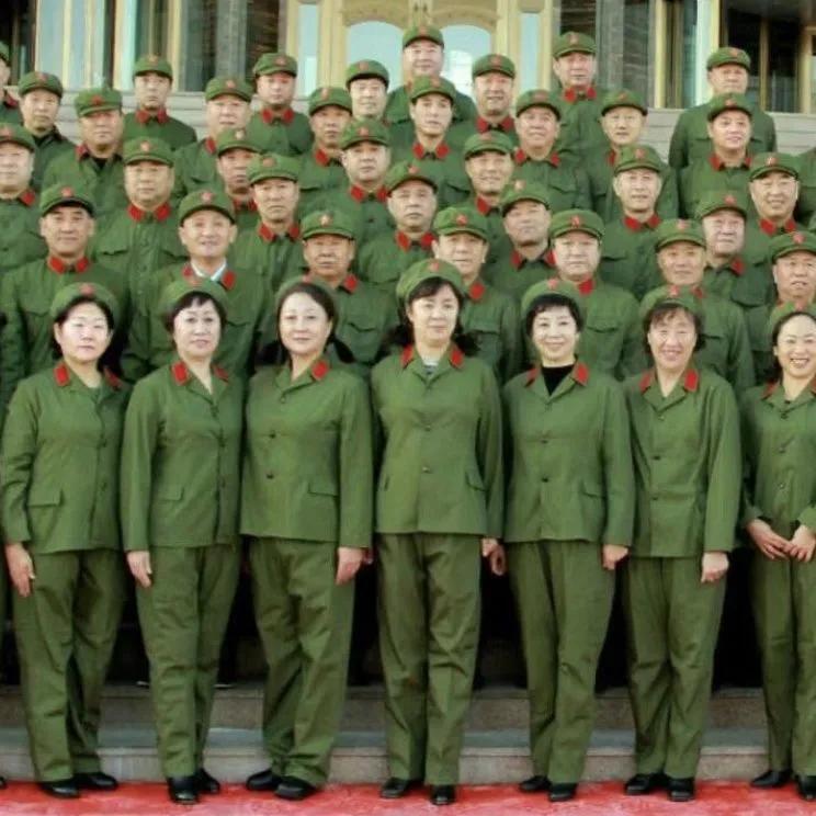穿上六五式军装，当兵的与当官的几乎都一样，没有差别，官兵平等。难忘美好岁月