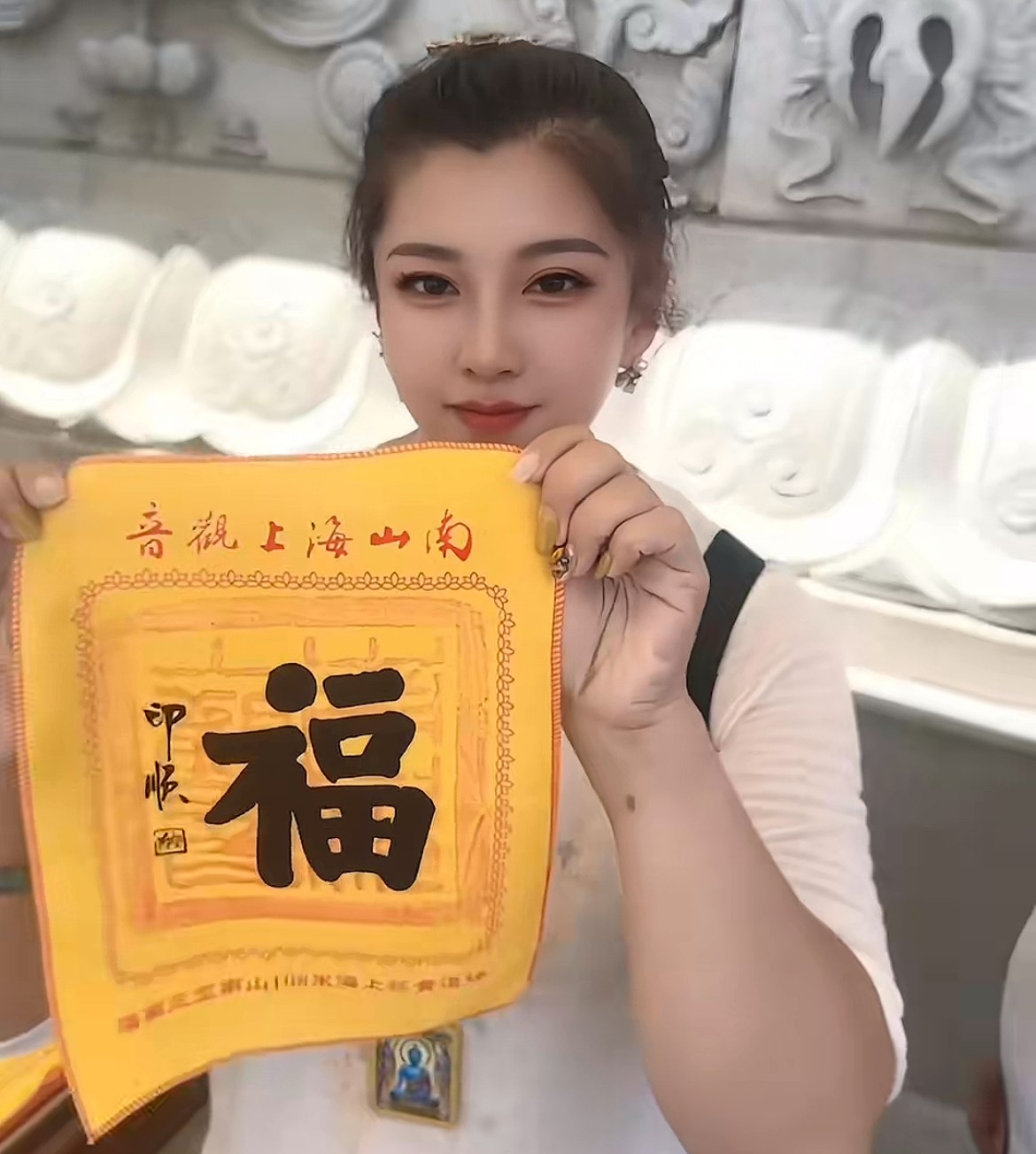 魏羽馨妈妈与丁微娜妈妈现身南海为逝去的女儿祈福，三步一跪态度虔诚。时隔三年，仍