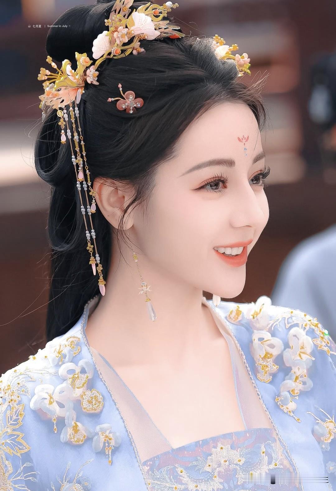 网上有不少关于迪丽热巴老公的传闻。2月9日深夜，狗仔阳阳暗示迪丽热巴怀孕且预产期