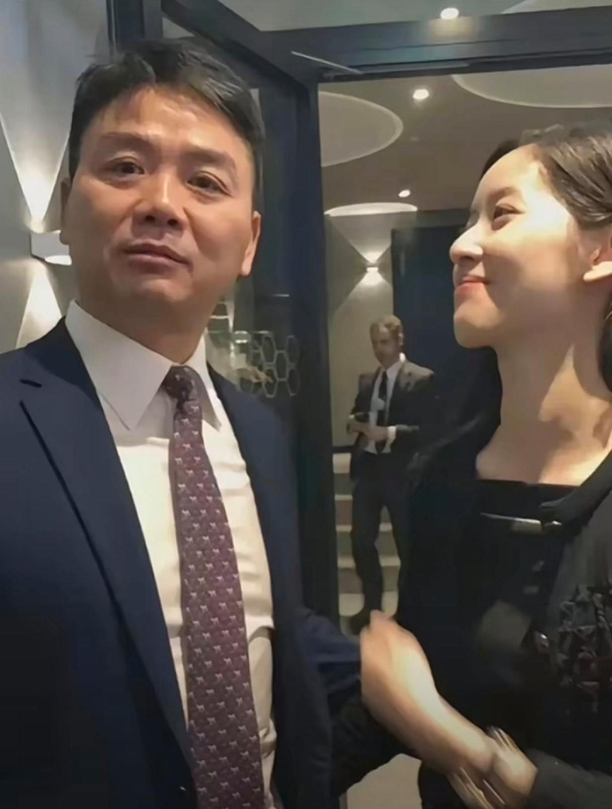 刘强东和章泽天的缘分始于2013年纽约的一场活动，2015年在新西兰办了低调温馨