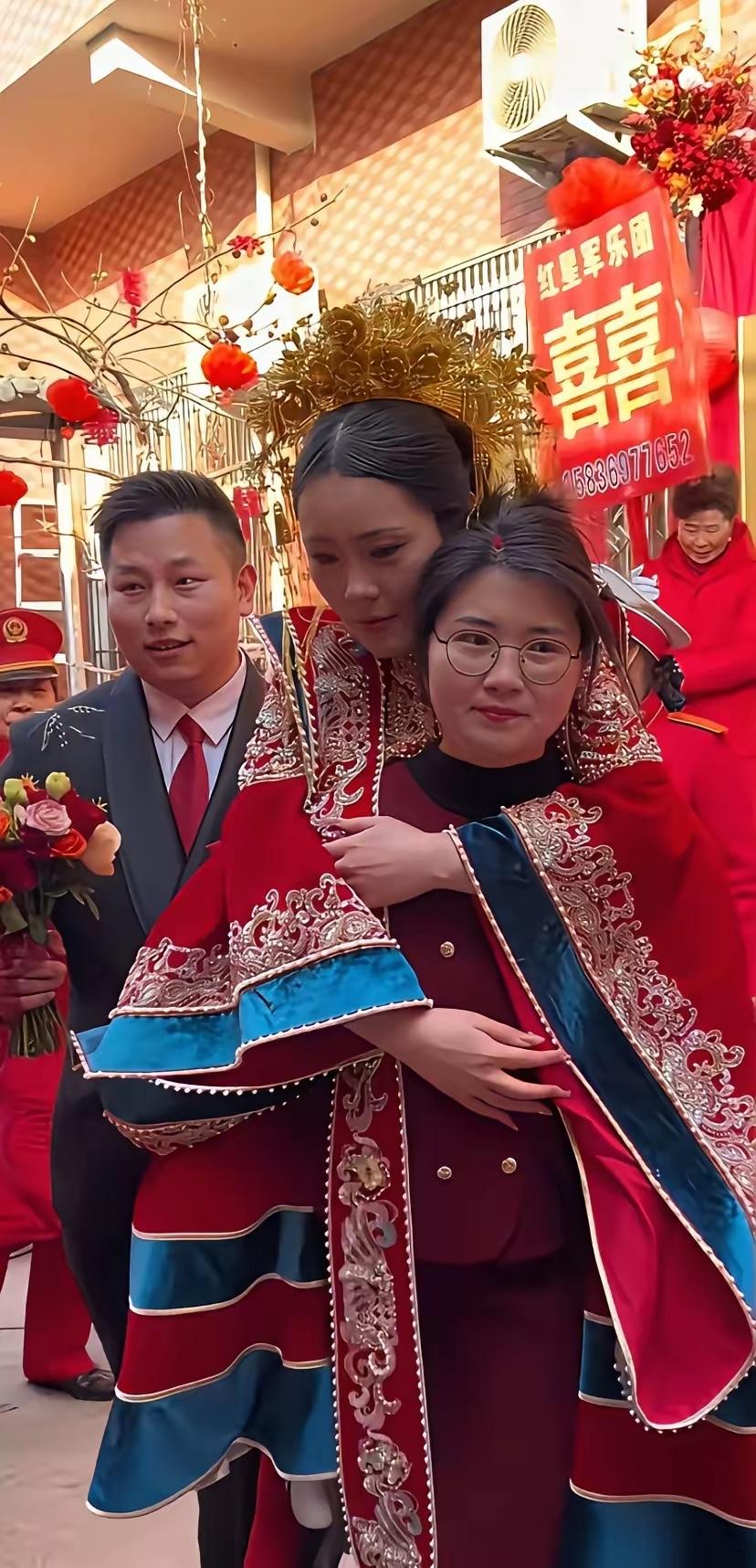 全网最美军嫂，亲自背小姑子出嫁，转身哭成泪人。小姑子出嫁，正在部队服现役的哥哥