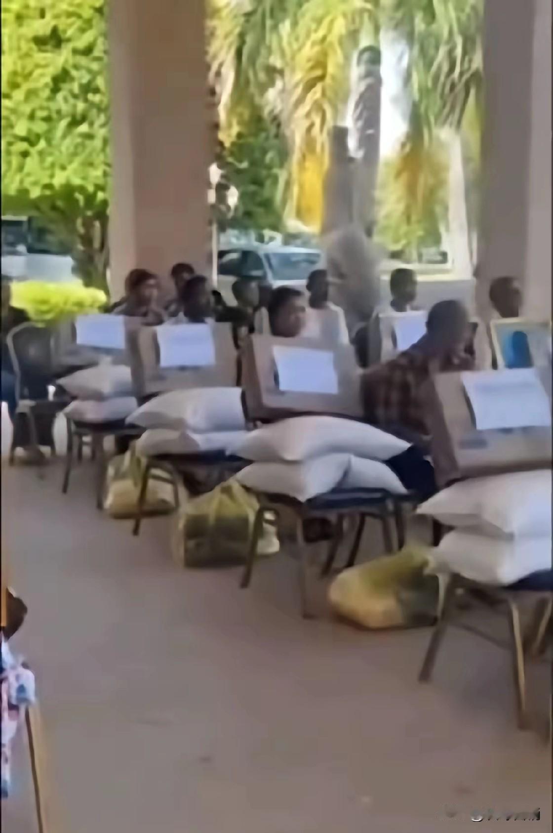 柬埔寨冲突中阵亡士兵家属还领到过两袋大米、一箱泡面、10瓶鱼露这类物资抚恤。