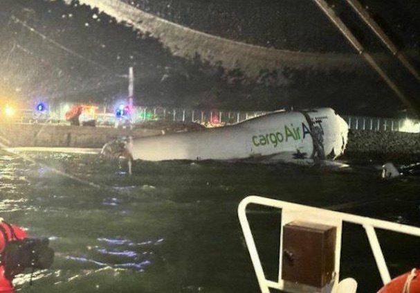 香港机场一架降落的波音747-400货机以91km/h的速度冲出跑道坠海，机组4