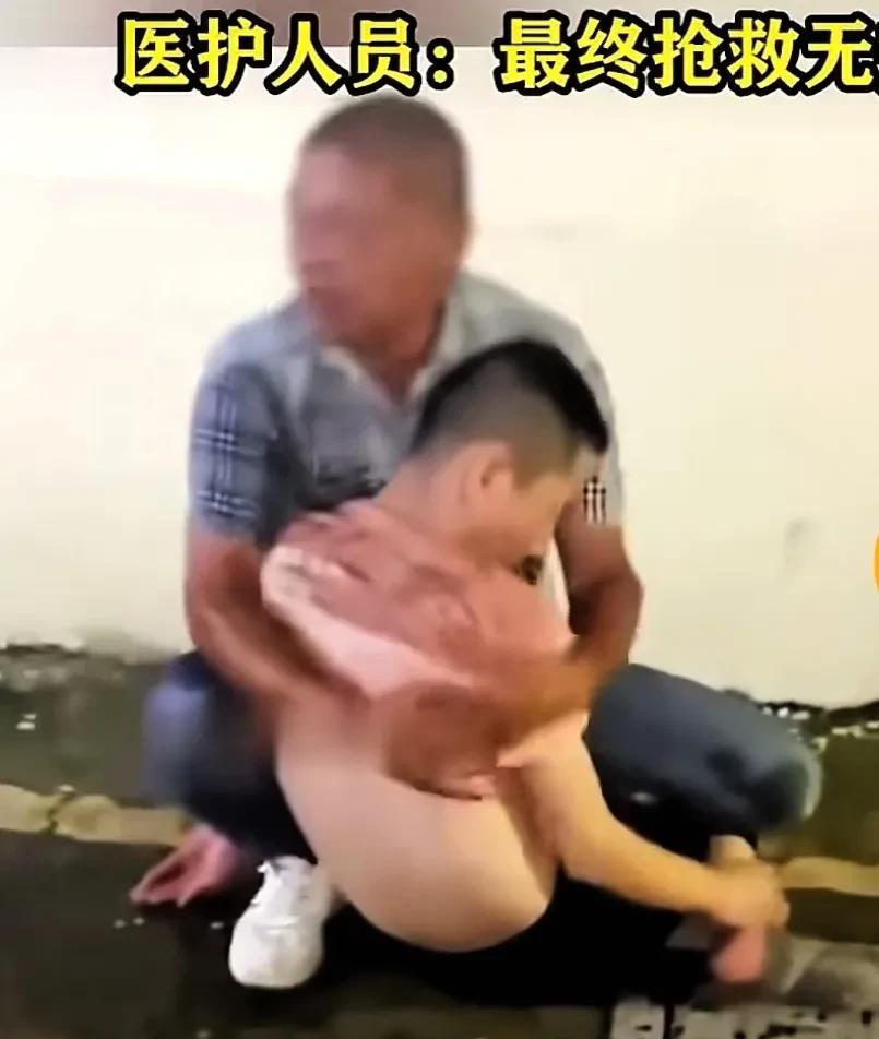 心碎了！贵州一位五十多岁的父亲抱着儿子等救护车的视频令人泪目。近期的一天晚上，