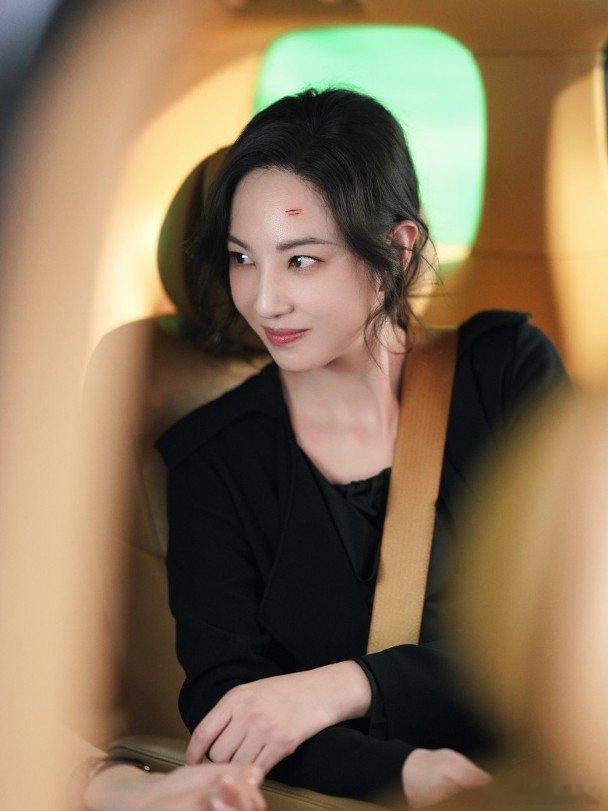 藝人鄭希怡在新劇與內地女星辛芷蕾有不少對手戲，雖然對方具有威尼斯影后的光環，但鄭