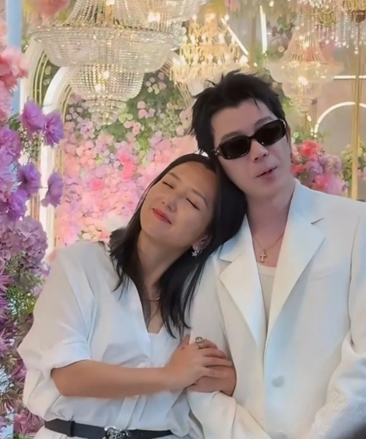 王栎鑫何洁参加金成焕杨哆啦婚礼！没想到糊糊与何洁的关系这么好，两人不但拥抱，还靠