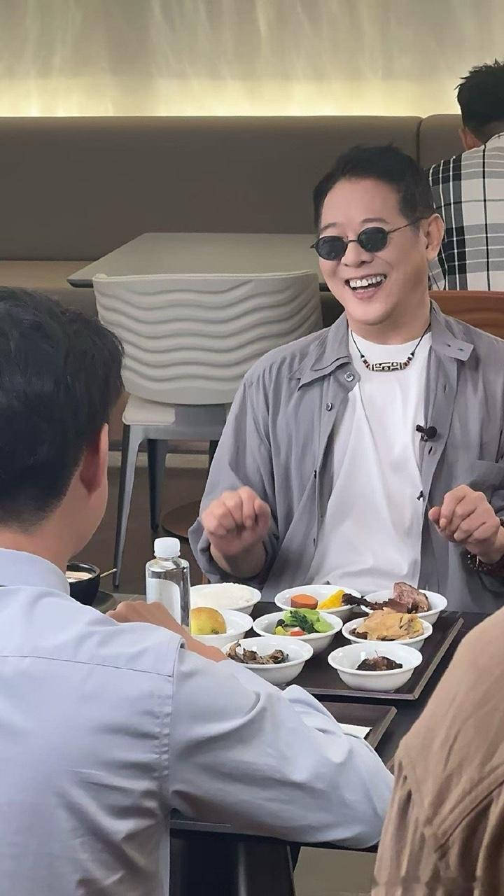 娱乐北京偶遇李连杰北京偶遇功夫巨星李连杰北京出个门偶遇李连杰！​​​
