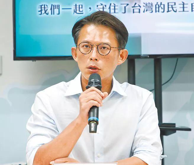 当民众党前党主席柯文哲自去年9月遭羁押禁见后，身为民众党明日之星的总召黄国昌，拿