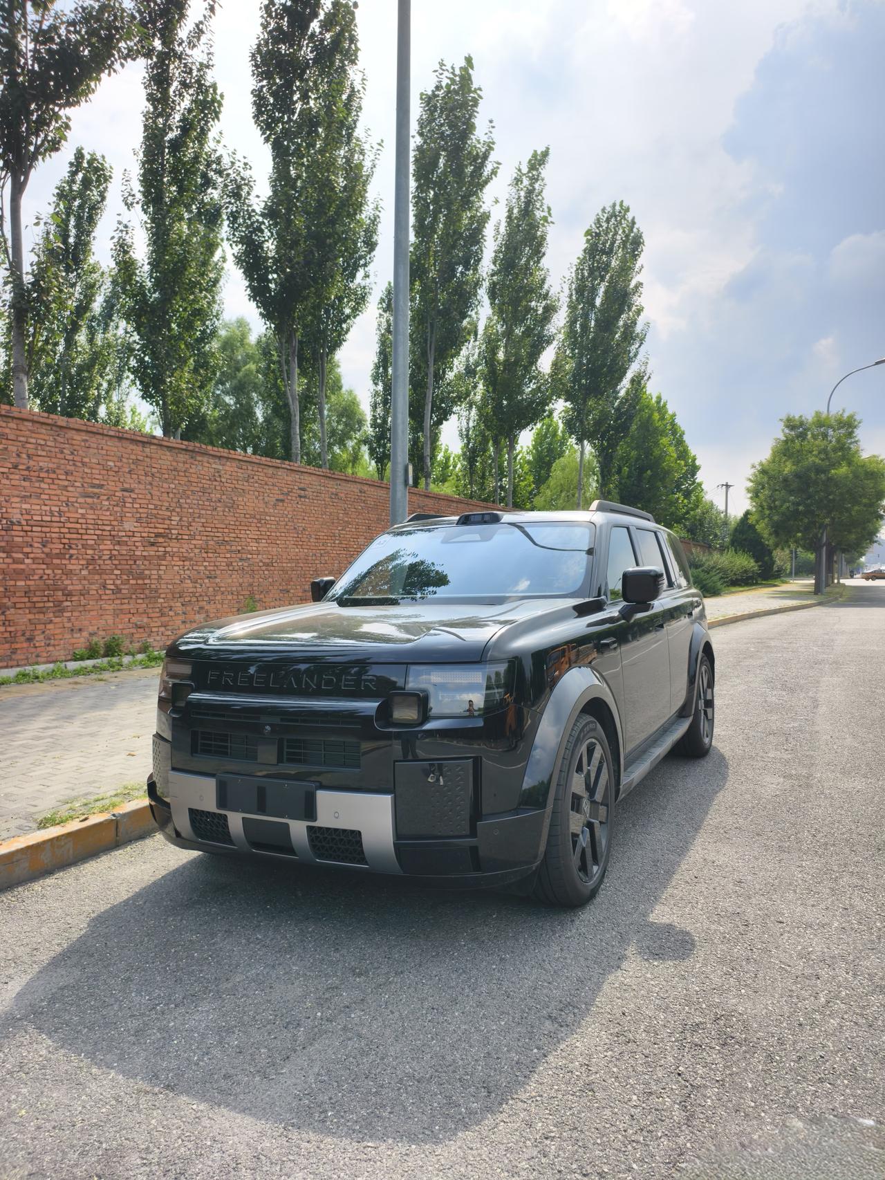 神行者8是奇瑞跟捷豹路虎各持股50%搞的新品牌FREELANDER的首款车，车标