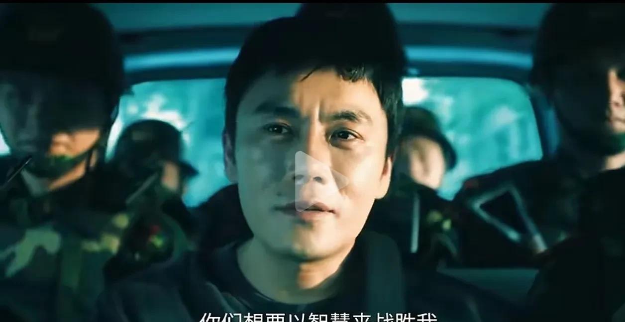 《扫毒风暴》不明白卢少骅为什么不逃到国外，反而要潜伏到西港。表面看起来是最危险的