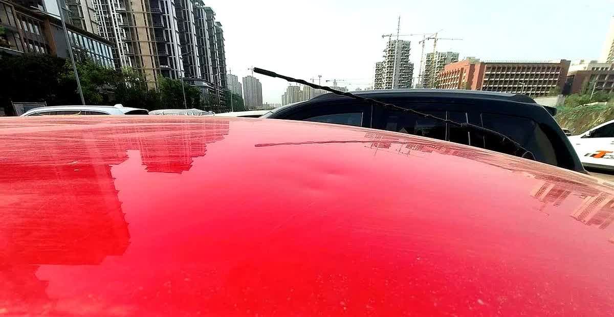 西安的一场冰雹，让存放在地面的车辆全部变成了麻子，也让各个车企的用料无所遁形，让