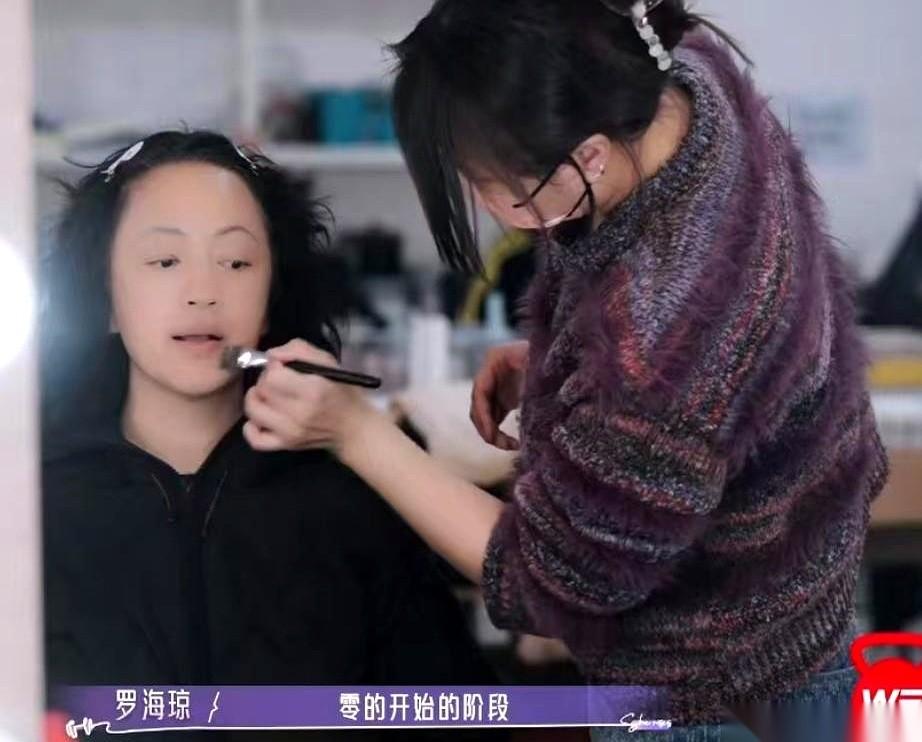 片场里，女一号被化妆师围着，发丝梳得一丝不苟，光鲜亮丽地站在镜头中央。几米开外