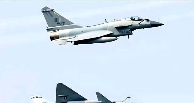 只要一架歼10CE的轮子，敢在平壤机场的跑道上印下一道黑印。下一秒，美军的F-