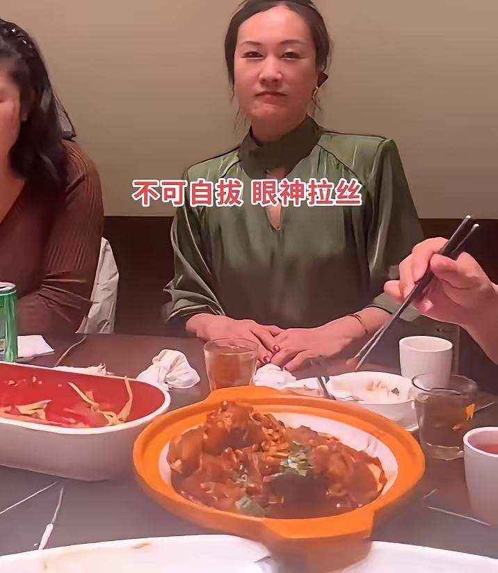 山东一位38岁的已婚女子，最近在同学聚会上遇见了自己分开快20年的初恋。两人一眼