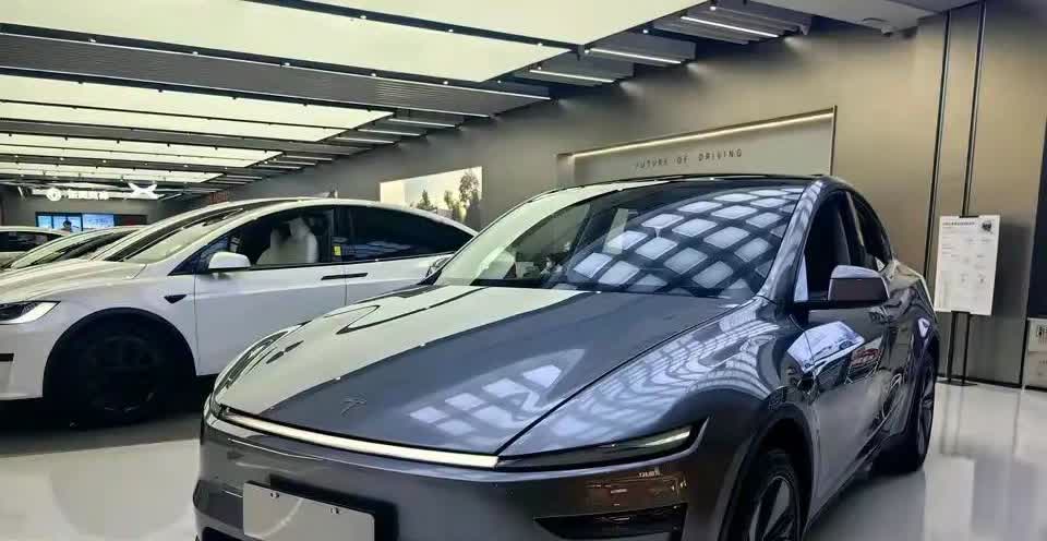 想买特斯拉的心达到了顶点因为上班地点离家单程有30公里，每天来回就有60公里
