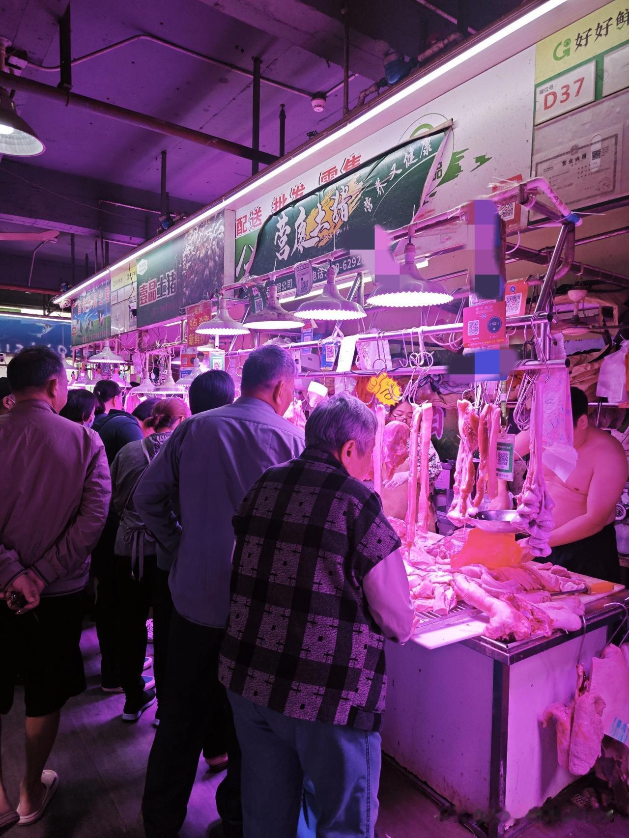 卖猪肉才是暴利！一天10头猪遭哄抢，日入5千？今天逛菜市场直接看傻了！一家猪