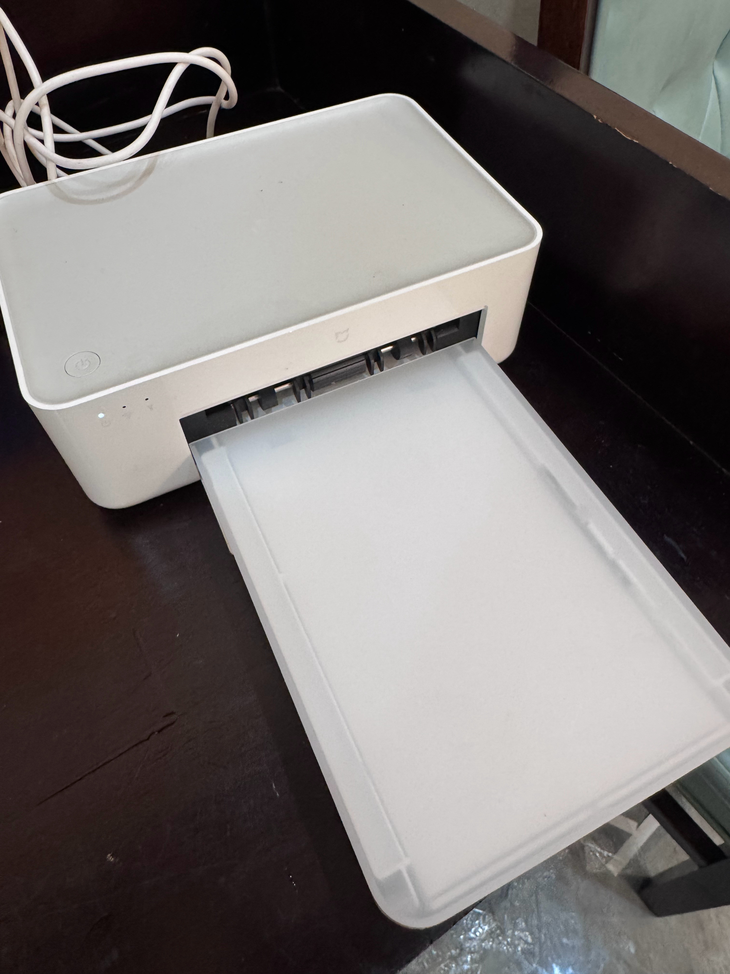 教大家一个在丈母娘家先动筷的方法：带上一个便携的照片打印机，买上一打相框给亲戚朋