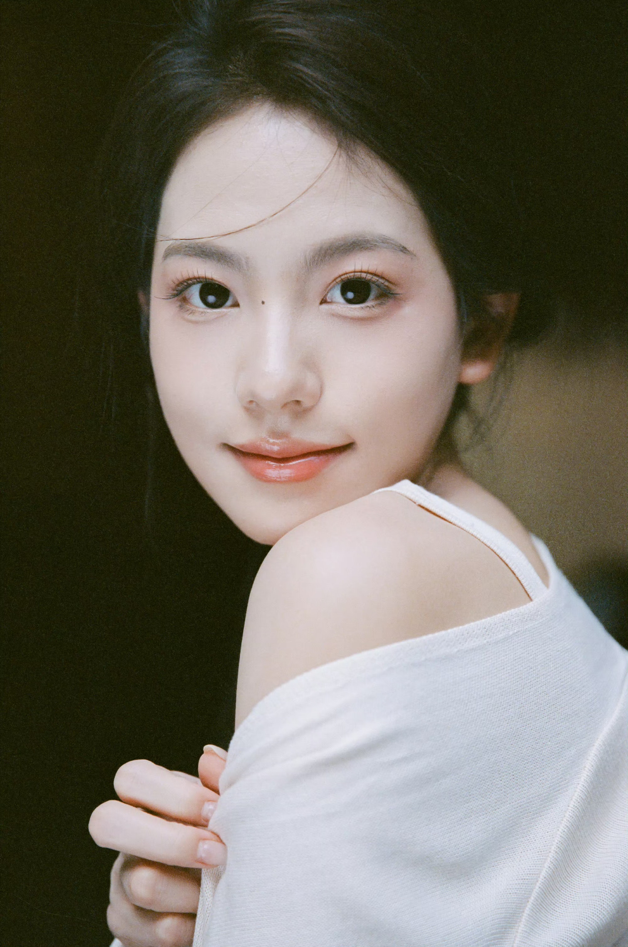 温柔甜美的少女，微笑中透出纯真与温柔。