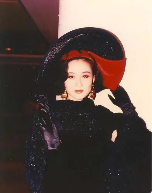 1992年，香港金曲奖颁奖晚会上，梅艳芳调侃利智：“从选亚洲小姐的时候，她