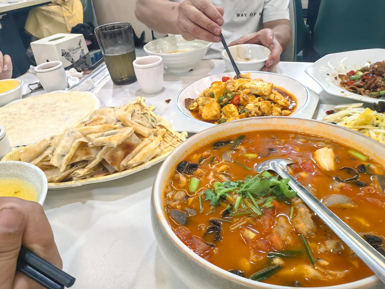 昨天吃了家乡小吃：饼馍、菜馍、油馍，配上凉拌菜拼盘、五花肉炒扁㙅、麻辣豆腐、再加