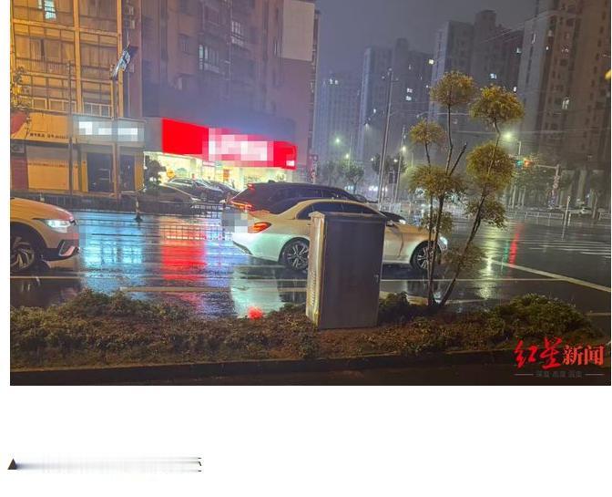[哭哭]“世事无常！”安徽广德，36岁女子驾车越过绿化带，撞上路口非机动车道上等