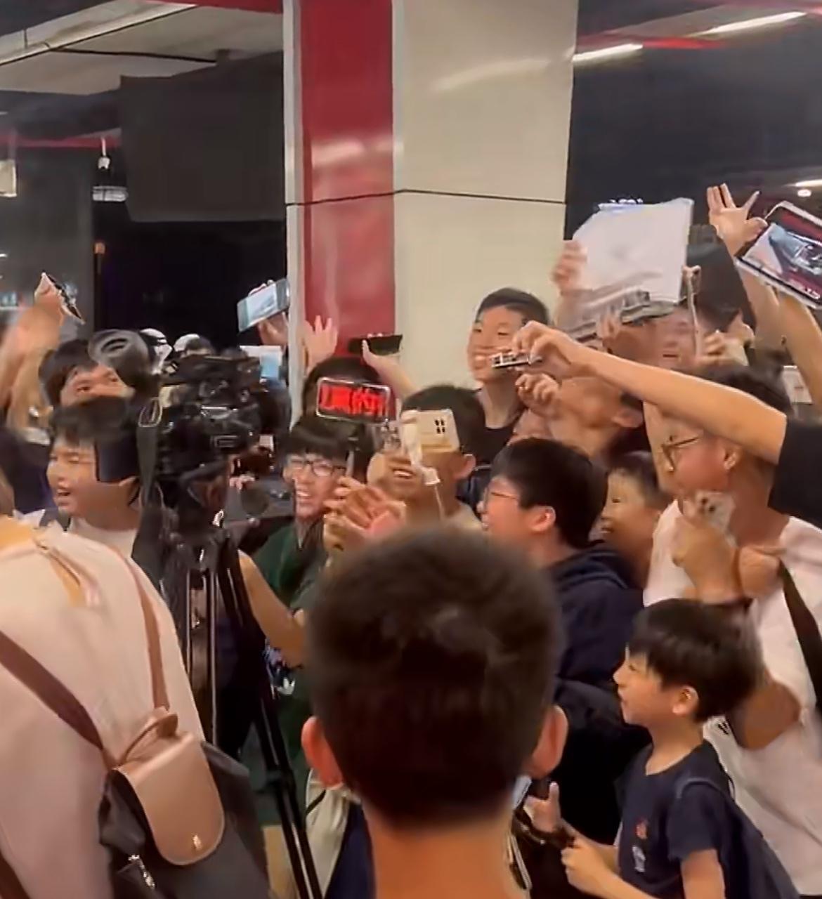 香港青少年庆祝国产列车首航，大喊Qtrain万岁，一个个拿起手机拍摄新列车，