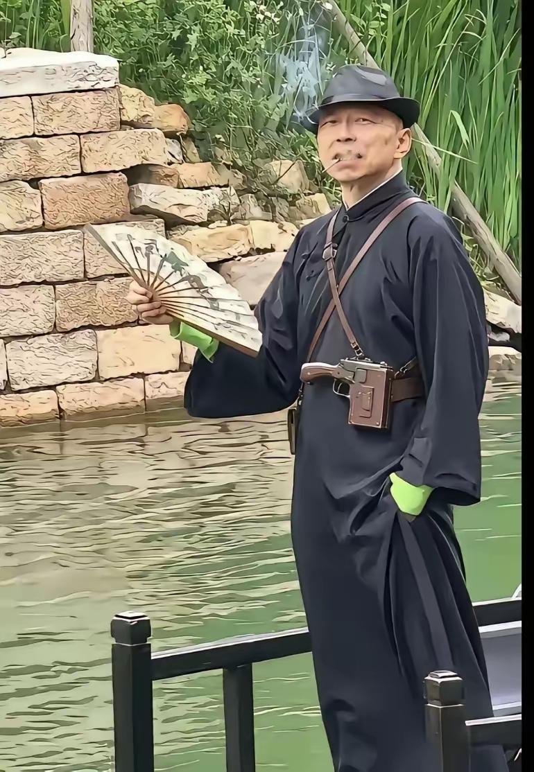 张朝阳无意间又开辟出了另一个赛道，演汉奸。近日，张朝阳的造型真是让人眼前一亮，