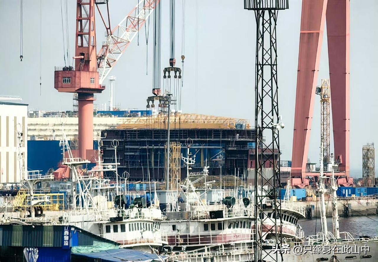 今年最清楚的达利安照片了。舰体已经直接建到飞行甲板，整体样子一眼就能看明白，