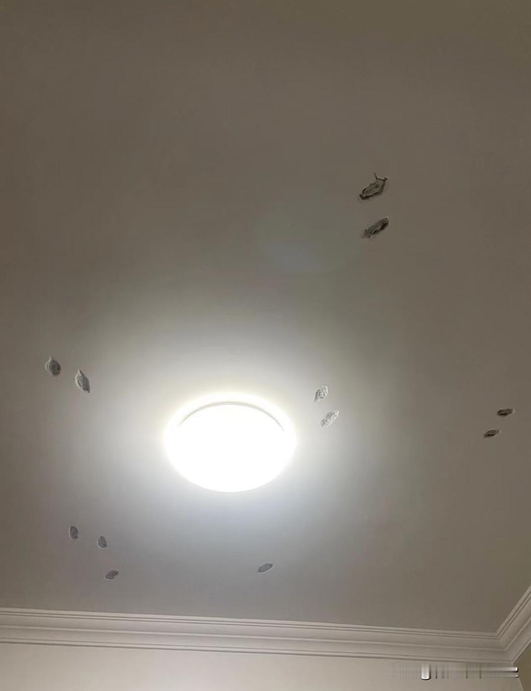 天花板钢筋生锈这种要怎么修复？天花板钢筋生锈，导致有墙皮被撑起，请问这种是什么